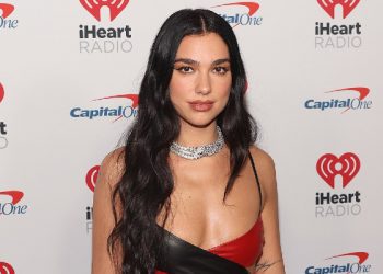 Dua Lipa shkëlqen në tapetin e kuq të ”Jingle Bell Ball”