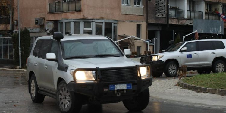 Sulmohet EULEX-i në veri