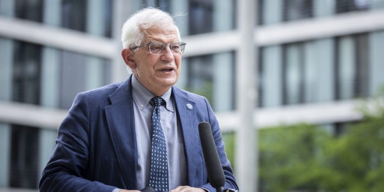 Borrell: Barrikadat në veri të hiqen, Kosova dhe Serbia t’i kthehen dialogut