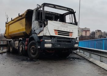 Veriu i Mitrovicës, digjen 2 kamionë të cilët ishin vendosur si barrikada