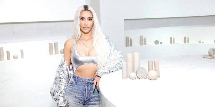 Ylli Kardashian tregon pse punonjësit e saj kanë një kod të veshjes