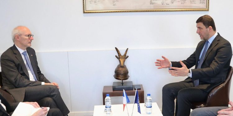 Marrëveshja finale Kosovë-Serbi, temë diskutimi mes Krasniqit dhe ambasadorit francez