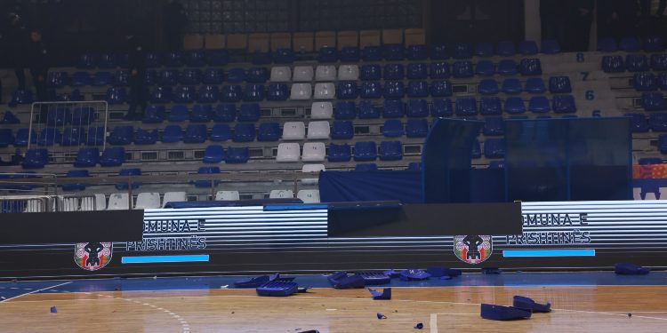 Sporti nuk është luftë, trazira në ndeshje basketbolli lëndohen 4 polic