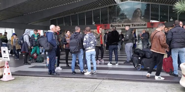 Festat e fundvitit sollën fluks të lartë udhëtarësh në portin e Durrësit