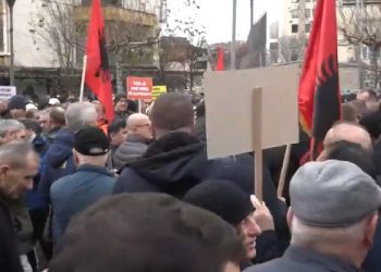 PSD fillon protestën me moton “Jo, në emrin tim”, shumë qytetarë u bashkohen