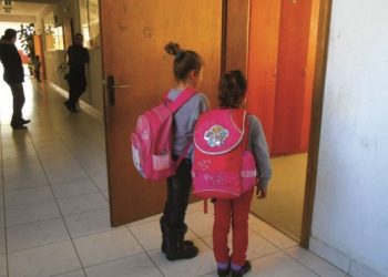 Çantat e rënda të fëmijëve rreth 6 kilogram, rrisin problemet me boshtin kurrizor