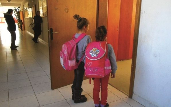 Çantat e rënda të fëmijëve rreth 6 kilogram, rrisin problemet me boshtin kurrizor