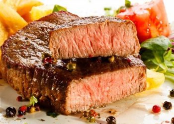 Biftek me mish të grirë dhe galetë