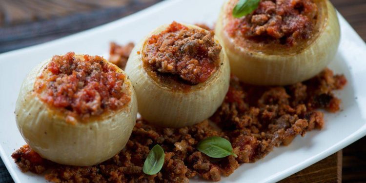 Qepë të mbushura në furrë