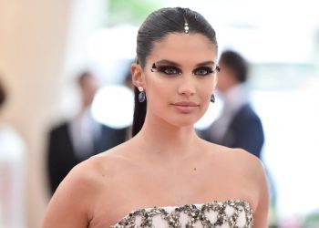 Ja pse duhet të keni kujdes kur provoni zgjatjen e qerpikëve