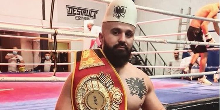 Boksieri shqiptar e nokauton boksierin serb në raundin e parë