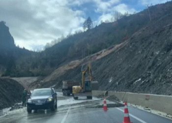 Moti i keq në Gjirokastër dhe Sarandë shemb urat dhe bllokon rrugët