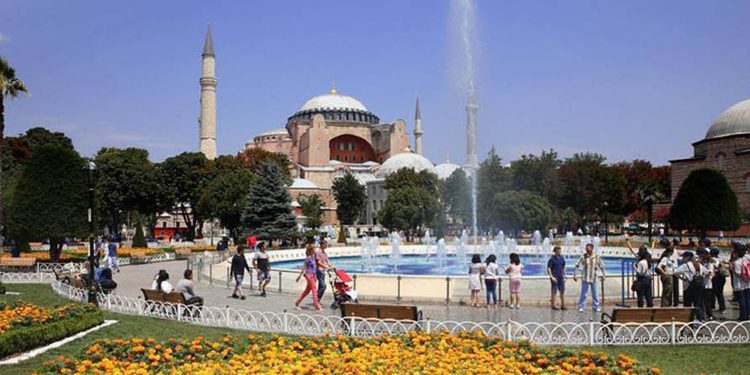 Turqia largon moshën e daljes në pension
