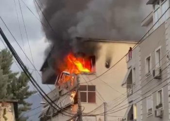 Përfshihet nga zjarri një ndërtesë në Tiranë