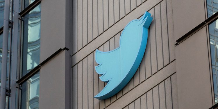 Twitter rikthen llogarit e suspenduara