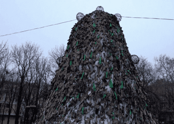 Ndryshe nga e gjithë bota, ukrainasit stolisin pemën e Krishtlindjeve me rrjeta të kamuflazhit