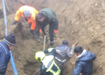 Zjarrfikësit arrijnë ta nxjerrin të gjallë një person pas shembjes së dheut në Kamenicë