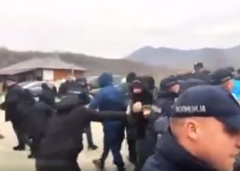 Protestuesit serbë përleshen me policinë në Jarinje