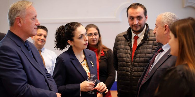 Vela: Ndërsa Vuçiq po dirigjon barrikadat në veri, Osmani po kujdeset për komunitetet pakicë