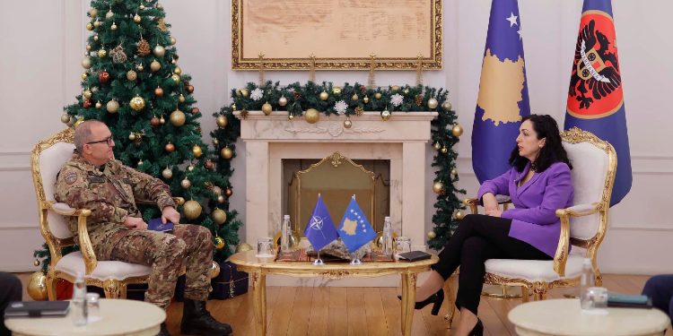 Osmani diskuton për situatën në veri me komandantin e KFOR-it