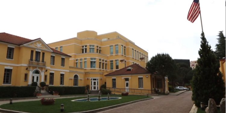 Ambasada Amerikane me urim për Ditën e Rinisë: SHBA-të krah për krah me Shqipërinë