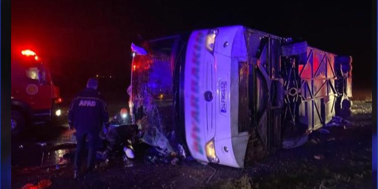 Përmbyset autobusi në Turqi, 5 persona të vdekur dhe 23 të lënduar