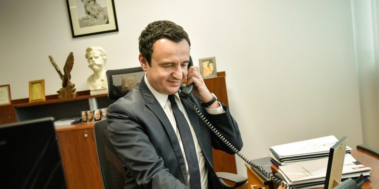 Për çka bisedoi Kurti me diplomatin grek mëngjesin e së shtunës?