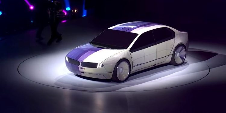 BMW prezanton veturën që ndryshon ngjyrat si një kameleon dhe flet si qenie njerëzore