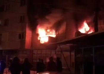 Digjet ballkoni i një banese në Fushë Kosovë për shkak të fishekzjarreve