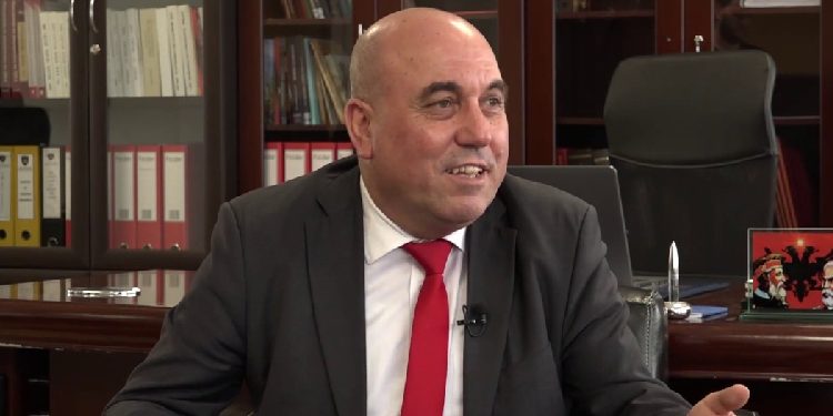 Zyberaj largohet nga detyra e drejtorit të Arkivit, ka disa fjalë për qeverinë