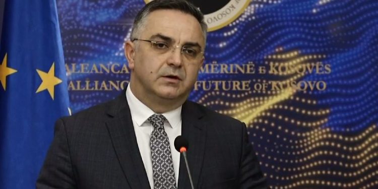 Mungesa e materialit të pasaportave, Tahiri: Është tepër e palogjikshme