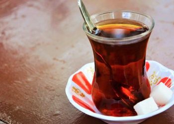 Jeni konsumues të çajit të zi, këto janë disa nga përfitimet shëndetësore