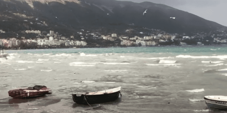 Moti jo i mirë bënë që të anulohen lundrime në linjen Bari-Durrës dhe Ankona-Durrës