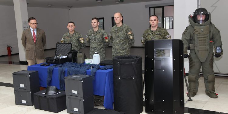 Gjermania i dhuron FSK-së kostume për mbrotje nga bombat
