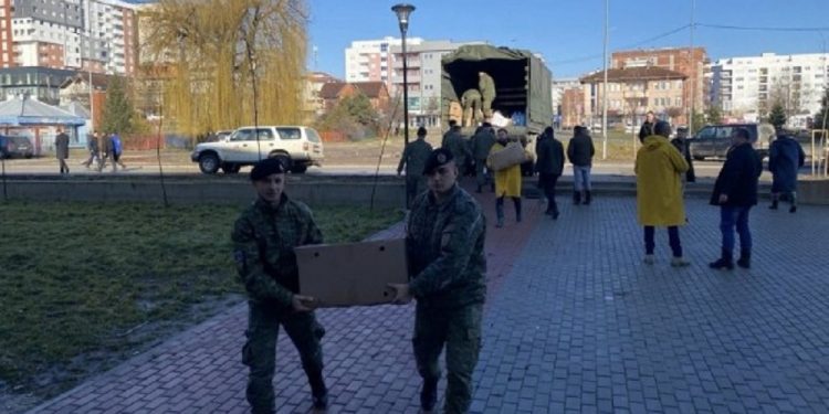 FSK ndihmon me artikuj ushqimor të prekurit e nga vërshimet