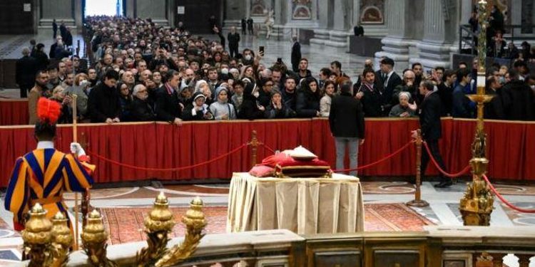 Qytetarët presin në radhë para trupit të pajetë të Papa Benediktit XVI