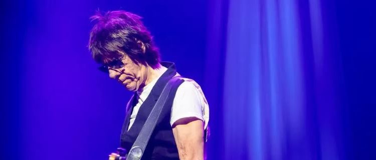 Jeff Beck, njëri nga kitaristët më me ndikim të rock-ut, ka vdekur në moshën 78-vjeçar
