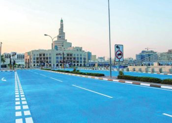 Rrugë ngjyrë qielli, por pse është kjo “traditë” në Katar?