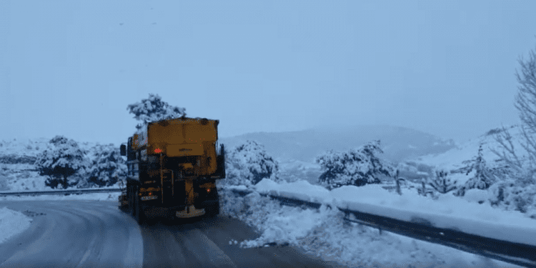 Moti i keq, në disa pjesë të Shqipërisë rekomandohet kalimi me zinxhirë dhe goma dimërore
