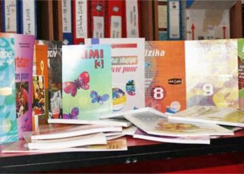 Librat shkollor ende kanë gabime, ani pse u rishikuan!
