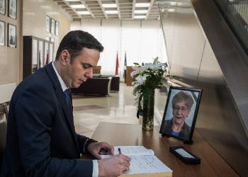 LDK bënë homazhe para arkivolit të akademikes Edi Shukriu