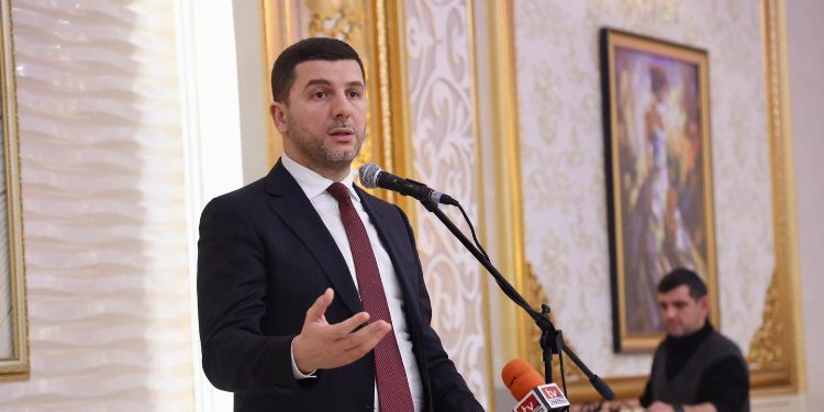 Krasniqi për rastin e ambasadorit Berishaj: Po vepron si një struc kryeministër