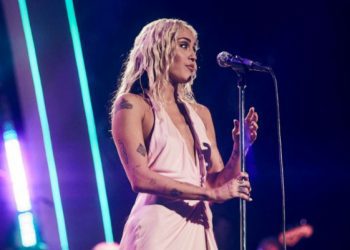 Miley Cyrus ka një suprizë për fansat e saj