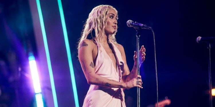 Miley Cyrus ka një suprizë për fansat e saj