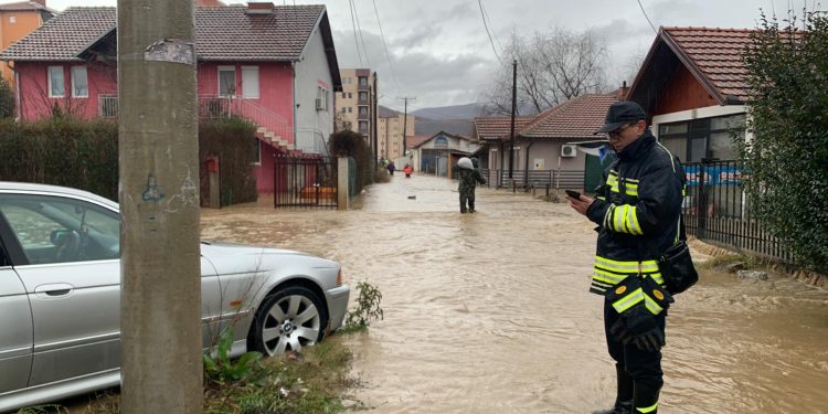 E paskan pritur vikendin për vizita, Kurti viziton Mitrovicën pas vërshimëve