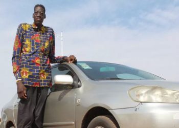 Jo 2 metra paska edhe 3 metra njeri, ky është burri që mori titullin “Më i gjati në botë”