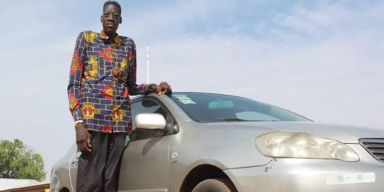 Jo 2 metra paska edhe 3 metra njeri, ky është burri që mori titullin “Më i gjati në botë”