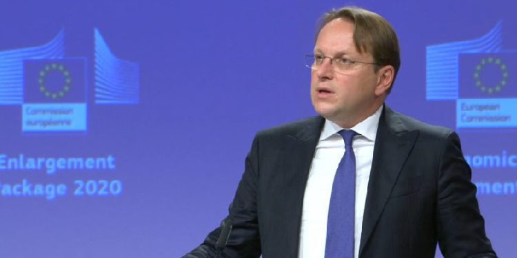 Oliver Varhelyi: Jam i shokuar me sulmin e sotëm në Shtërpcë