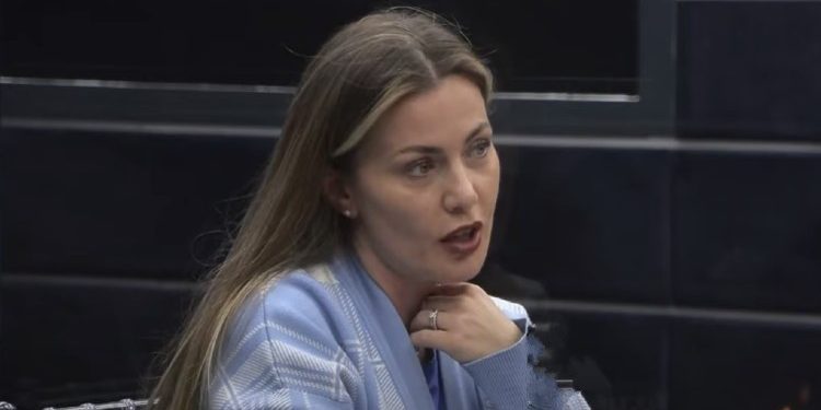 Një dashuri si e Oltës dhe bashkëshortit të saj, kështu flet me endje banorja për dashurinë e saj