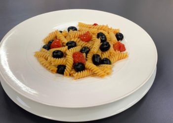 Penne me salcë toni dhe ullinjsh